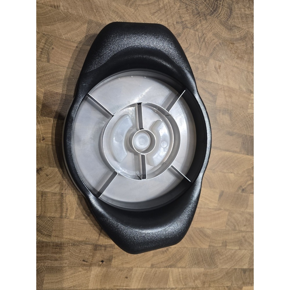 The Pampered Chef Pineapple Wedger With Cover